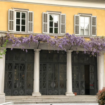 È uno spazio verde di 1200 mq con vialetti dotati di illuminazione, panchine e un’isola pavimentata fornita di prese di corrente. Vi si accede attraversando la bella loggia a tre campate, con soffitto decorato a cassettoni e chiusa da una struttura di ferro e vetro
